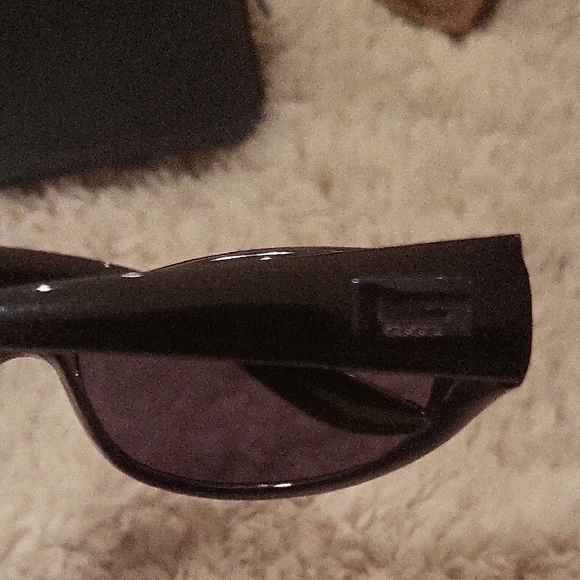 Gucci Stylish Black Sunglasses - Picture 3 of 8